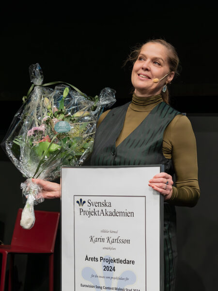 Karin Karlsson, tar emot priset som årets projektledare 2024.